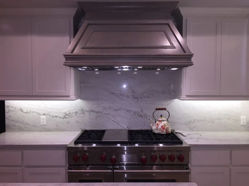 Polar White tops shaker cabinets